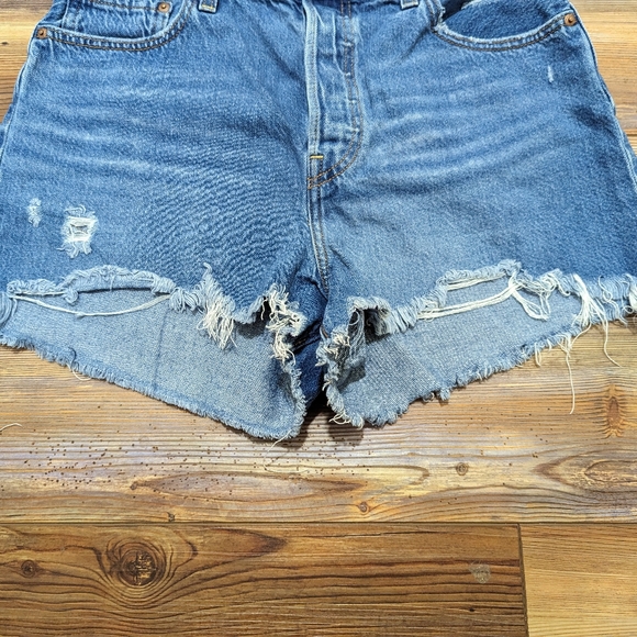 Levi's Ribcage Denim Jean Shorts Raw Hem High Rise Button Fly Women's Size 32 - Picture 2 of 8